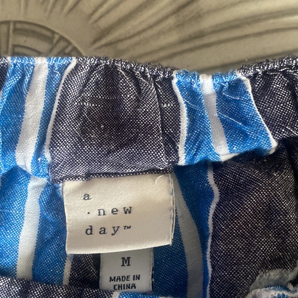 Linen shorts - super cute shorty shorts! Medium - Picture 3 of 4